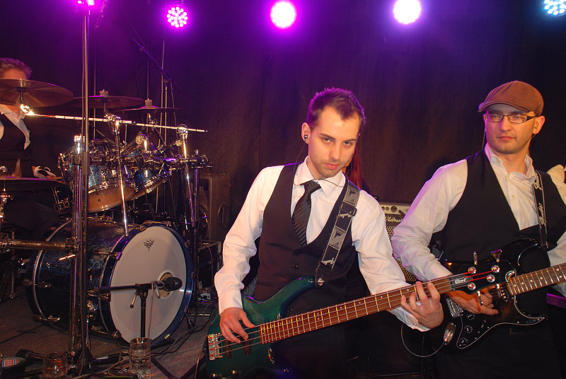 Bassist Michael und Gitarrist Stefan beim Auftritt am Kirchhamer Ball 2013