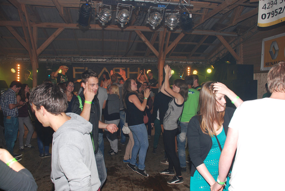 Volle Tanzfläche und Bombenstimmung am Hüttenfest in Langfirling