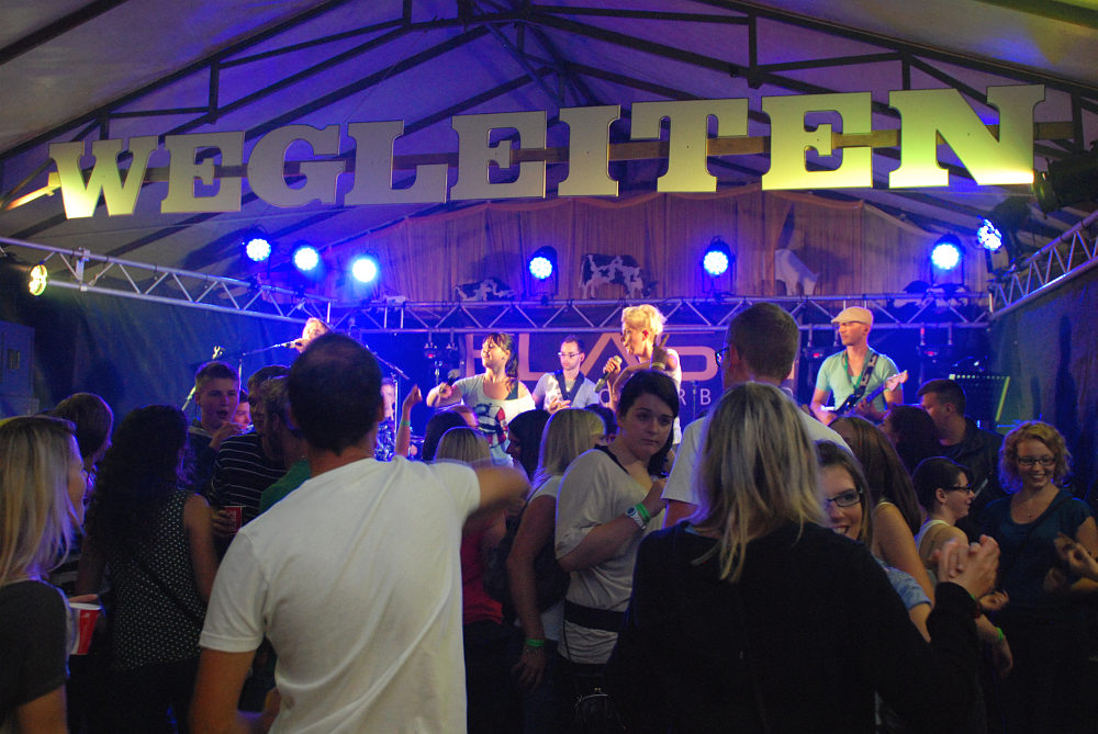 Volle Tanzfläche und beste Stimmung beim Zeltfest in Wegleiten