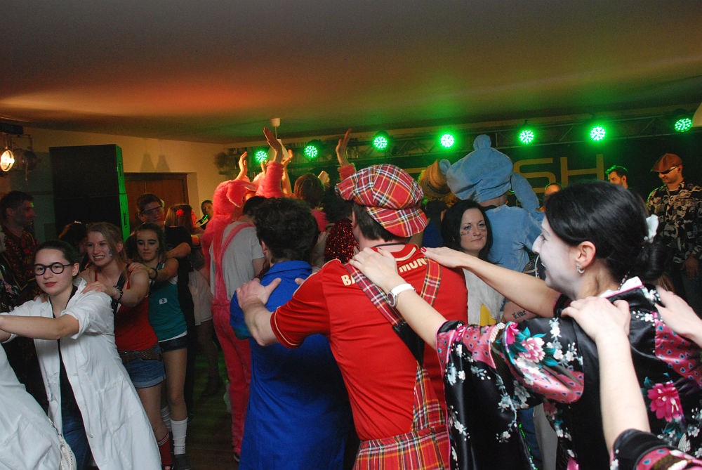 Bombenstimmung auf der Tanzfläche beim Sportler-Maskenball Gilgenberg 2014