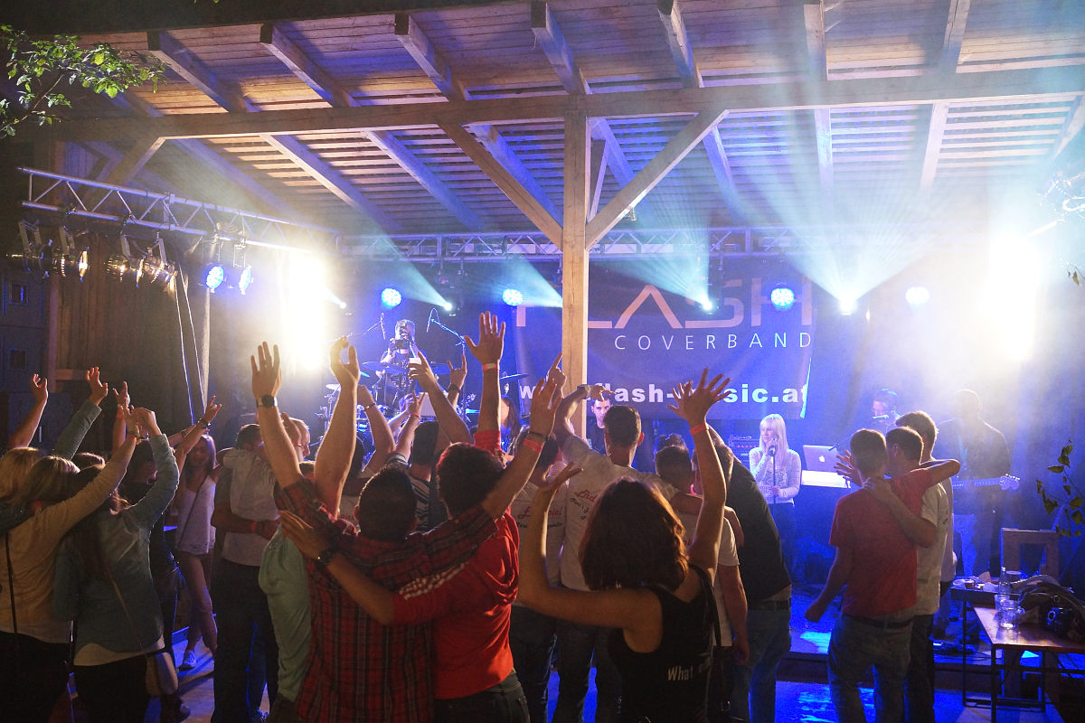 Super Stimmung auf der Tanzfläche beim Waldfest Seiterndorf (Waldviertel / Niederösterreich) mit der Partyband Flash