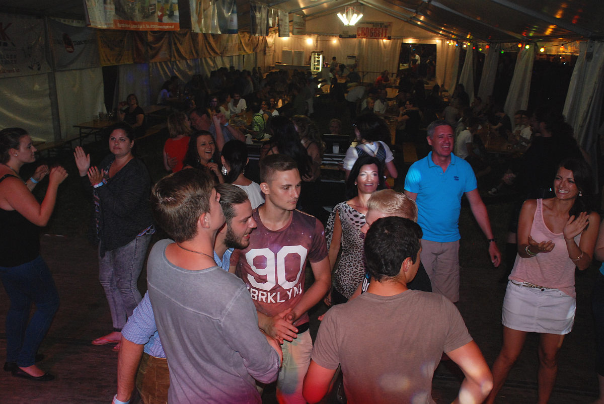 Volle Tanzfläche am Teichfest Holzhausen