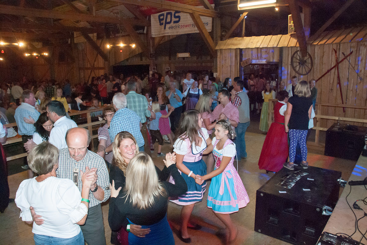 Volle Tanzfläche bei einer Dirndltreff / Lederhosenparty