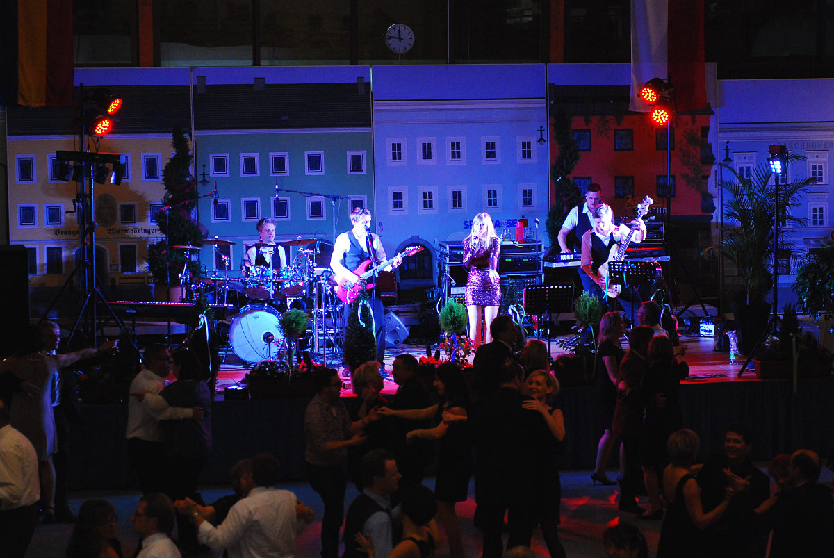 Volle Tanzfläche und beste Stimmung am Stadtball Altheim 2016 mit der Tanzband Flash